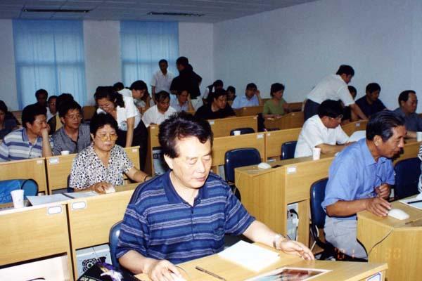 学院为南京市人大办公厅局以上领导干部举办计算机应用能力培训班.jpg