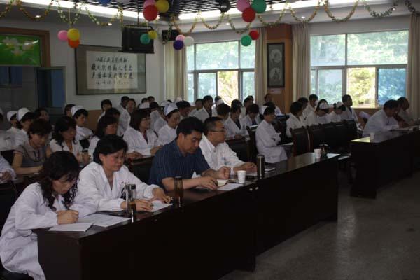 学院为浦口区中心医院举办了为期三周的管理干部培训班，参训学员正在认真听讲.jpg