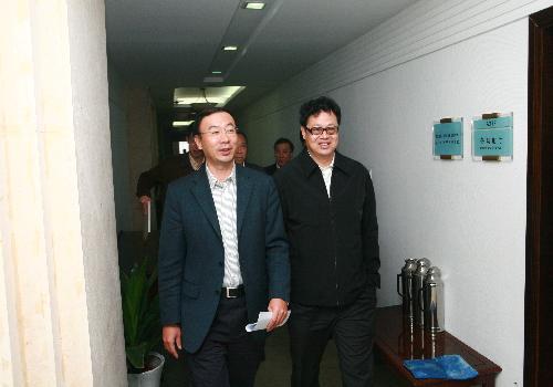 时任工信部信息化推进司司长、现任中央网信办信息化发展局局长徐愈、时任南京市人民政府副市长、现任江苏省体育局局长陈刚莅临学院检查指导工作.jpg