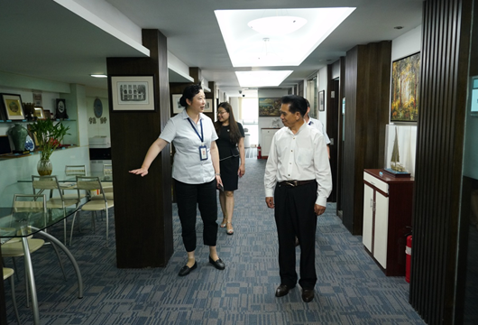 物联网大会主席何绪明一行.png